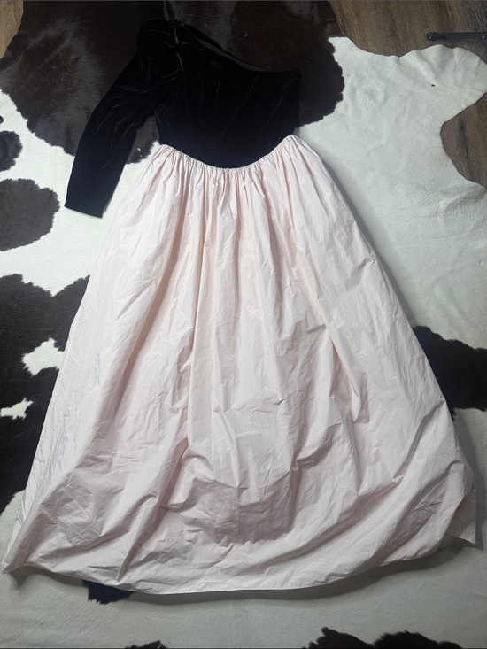 ANTONIO MELANI Dresses & Skirts - ANTONIO MELANI Black Velvet One-Shoulder Bodice with Pale Pink Full Skirt